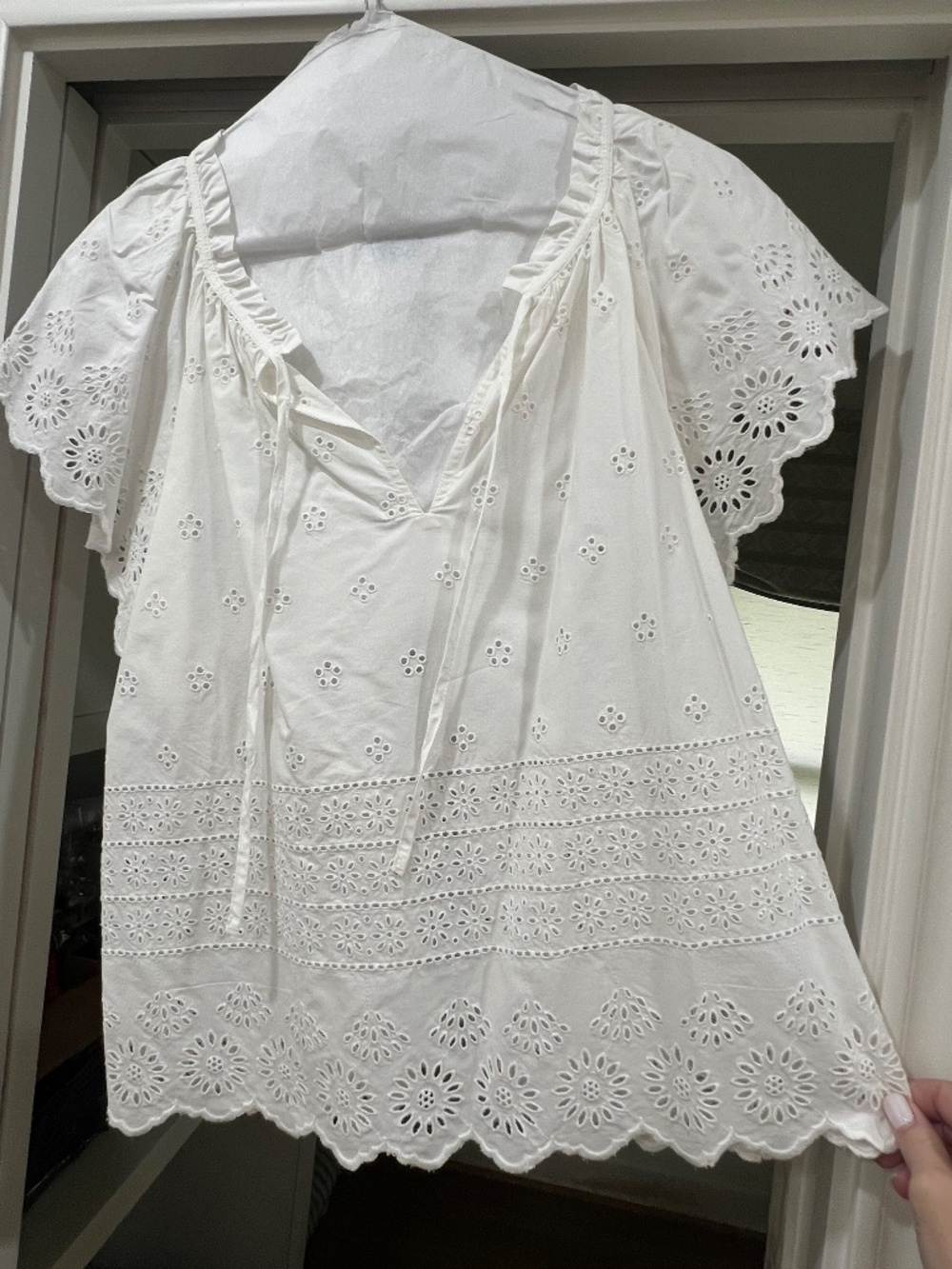 GAP NWT Size Small Eyelet Top WHITE - Picture 4 of 7
